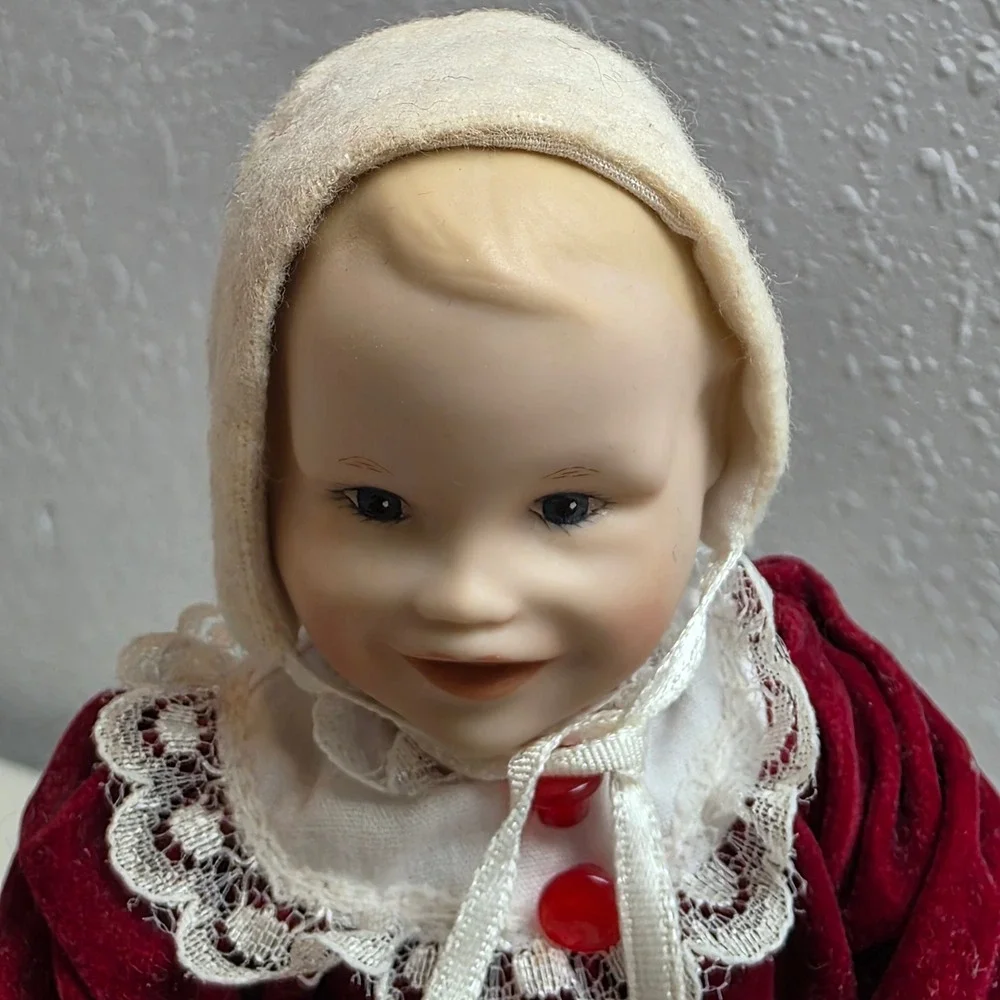 1990s Ashton-Drake Galleries Picture Perfect Baby 'Jennifer' Red Velvet‎ Bonnet